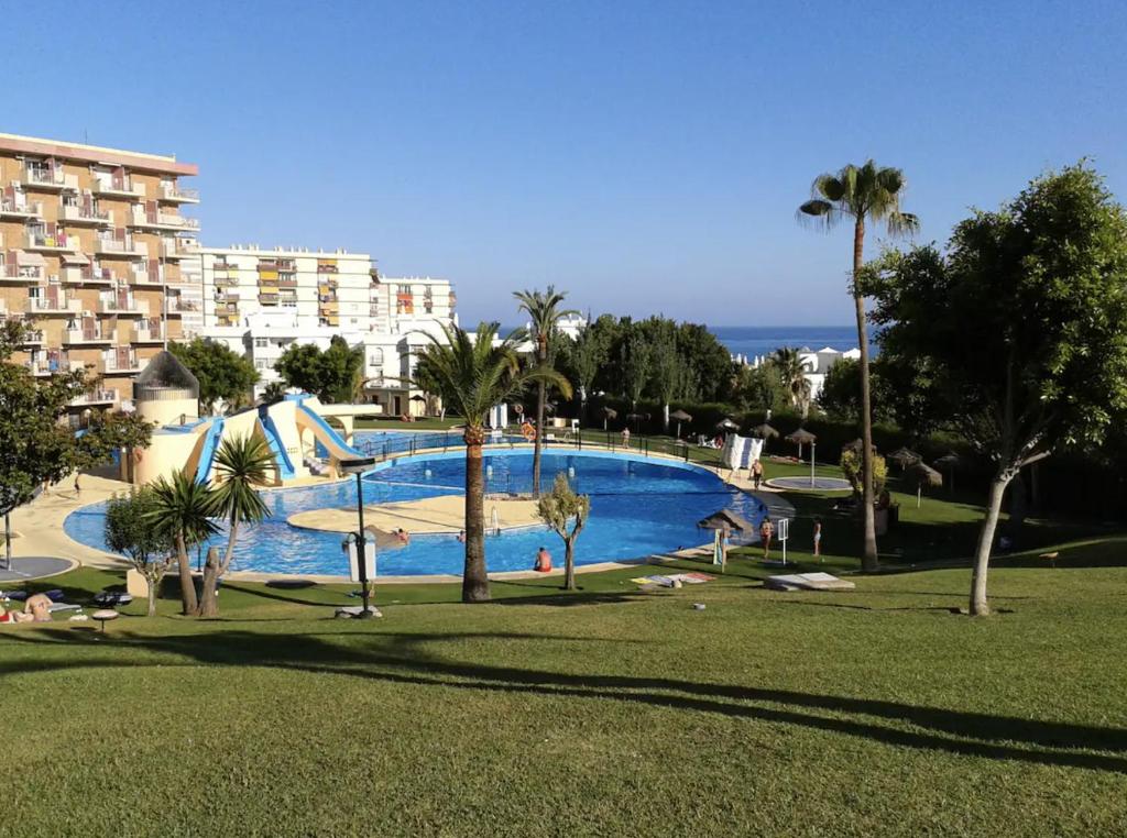 Bazén v ubytovaní Lovely Home Estudio Jupiter Piscina alebo v jeho blízkosti