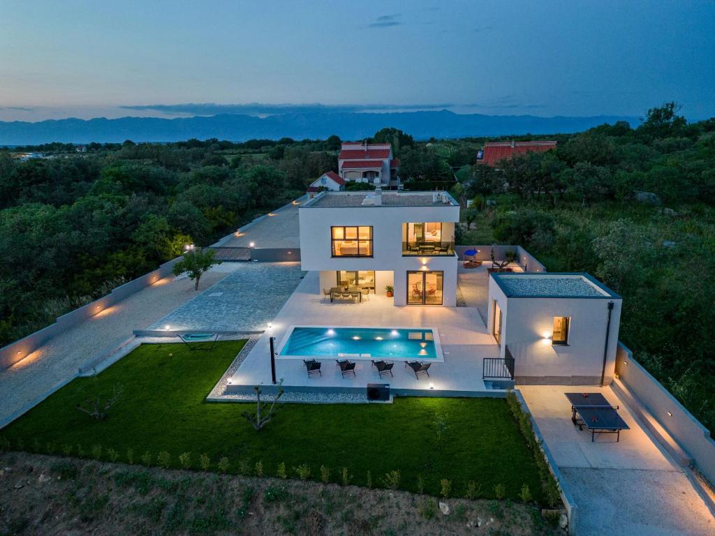 uma vista aérea de uma casa com piscina em Villa Rocinante em Murvica