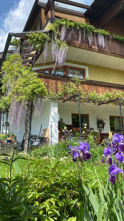 un jardín con flores púrpuras frente a una casa en Wohnung in Kärnten Nähe Millstättersee, en Fresach