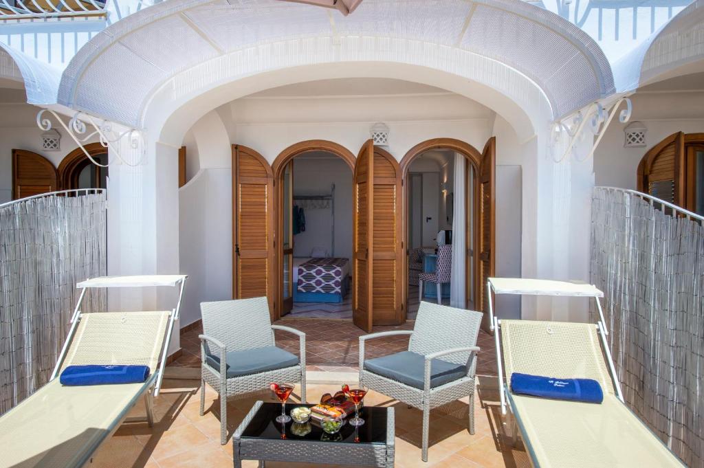 Hotel Il Gabbiano tesisinde bir oturma alanı
