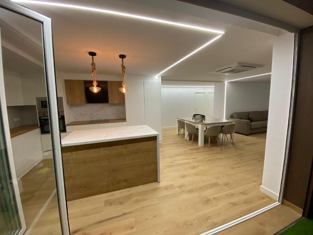 ein Wohnzimmer mit einer Küche und einem Esszimmer in der Unterkunft Vistalmar in San Juan de Alicante