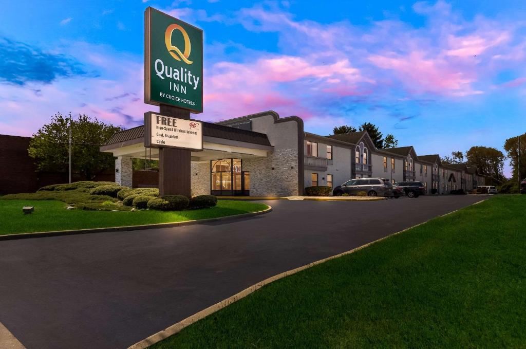 um hotel com uma placa em frente a um edifício em Quality Inn South Bend near Notre Dame em South Bend