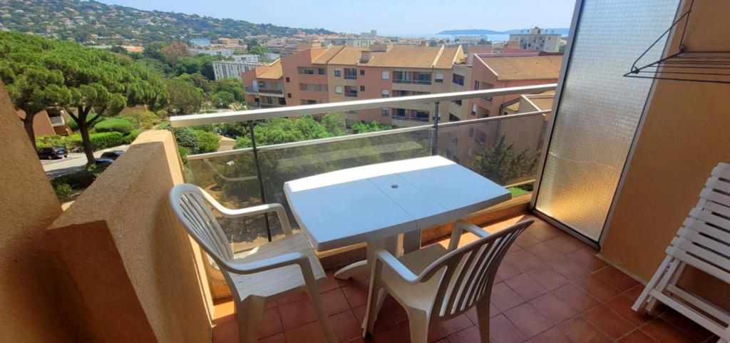 une table et des chaises sur un balcon avec vue dans l'établissement Comfortable 40 m apartment with sea view, à Sainte-Maxime
