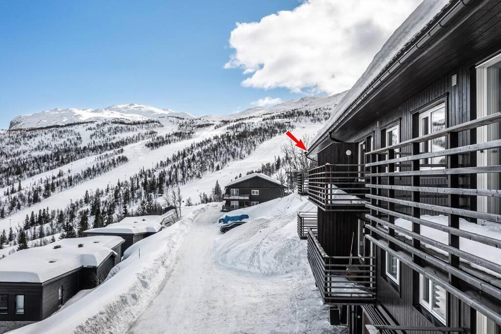 uma varanda de um edifício com neve no chão em Skarsnuten Panorama 46 em Grøndalen