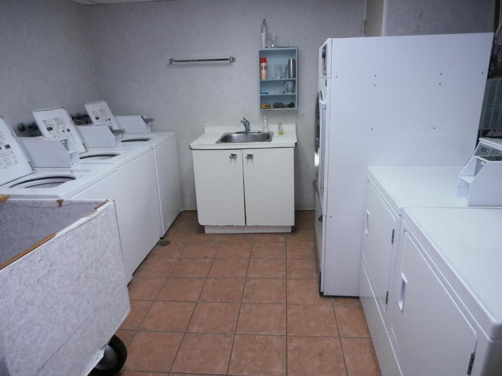 Kuchyň nebo kuchyňský kout v ubytování Divya Sutra Suites on Robson Downtown Vancouver