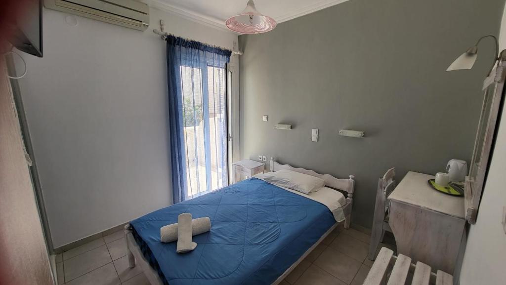 pokój z łóżkiem z krzyżem w obiekcie Atlas Pension w mieście Karterados
