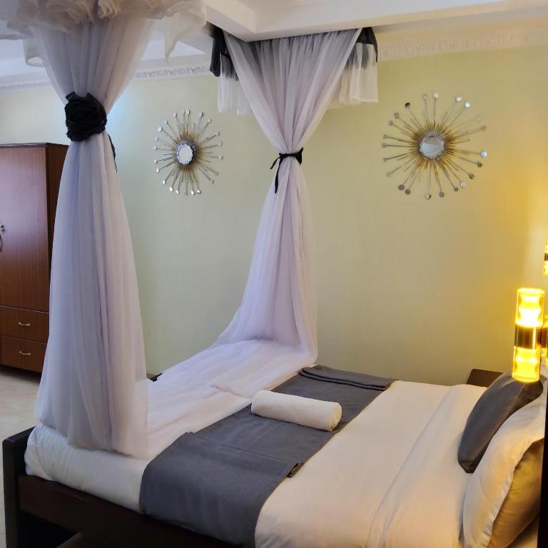 Postel nebo postele na pokoji v ubytování Monrovia Guest House