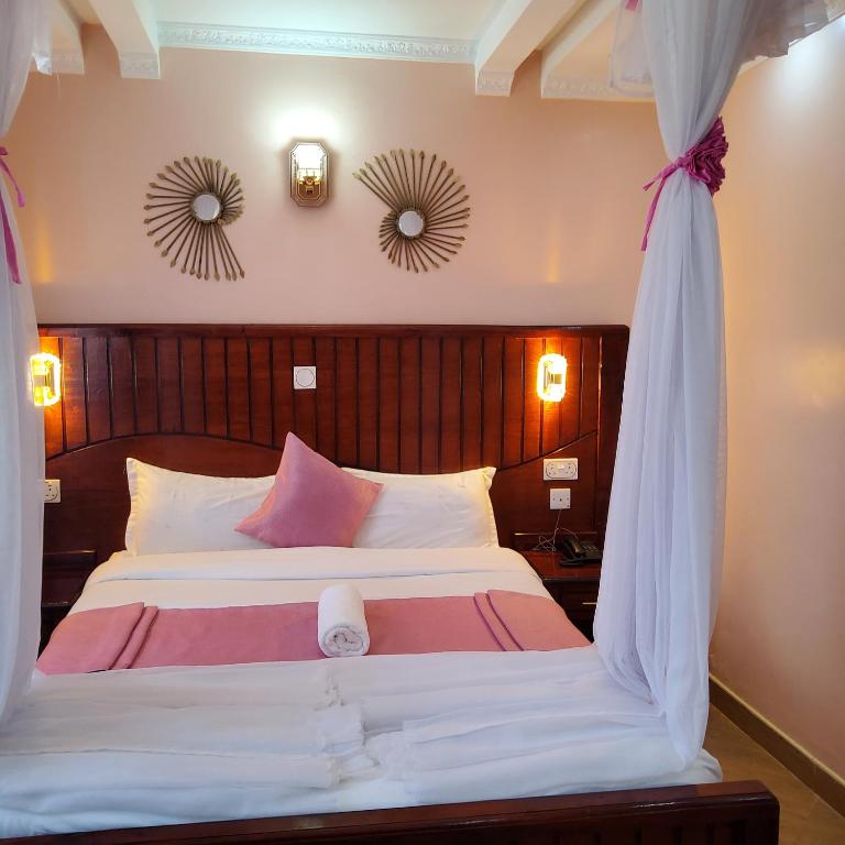 Postel nebo postele na pokoji v ubytování Monrovia Guest House