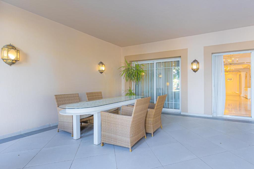 Grand Palace - Couples only 18 years plus - 10