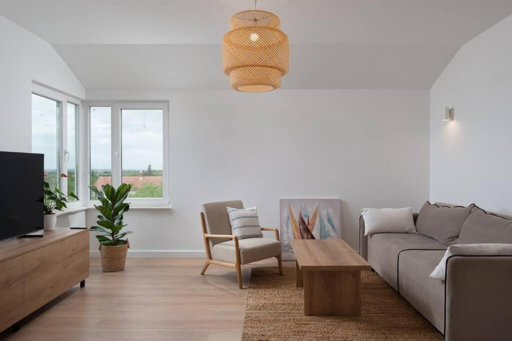 sala de estar con sofá y TV en Spacious and fully equipped apartment near Zadar, en Smoković