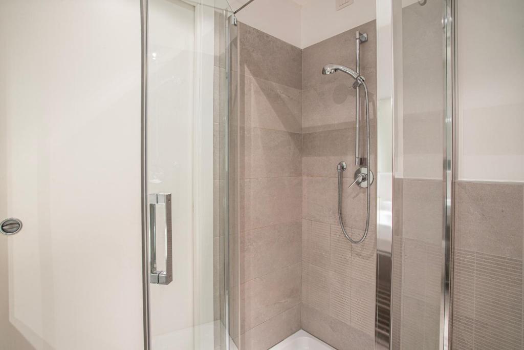 グラードにあるレジデンス オルメッジオのバスルーム(ガラスドア付きのシャワー付)