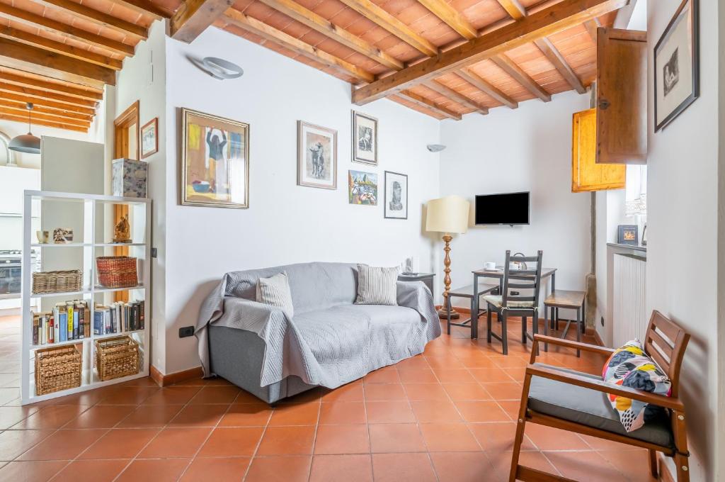 a living room with a couch and a tv at Settignano Quiet Apartment with Private Parking in Settignano