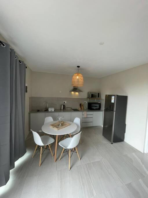 Kuchyň nebo kuchyňský kout v ubytování Bois Mapou Self Catering Apartments Unit 202
