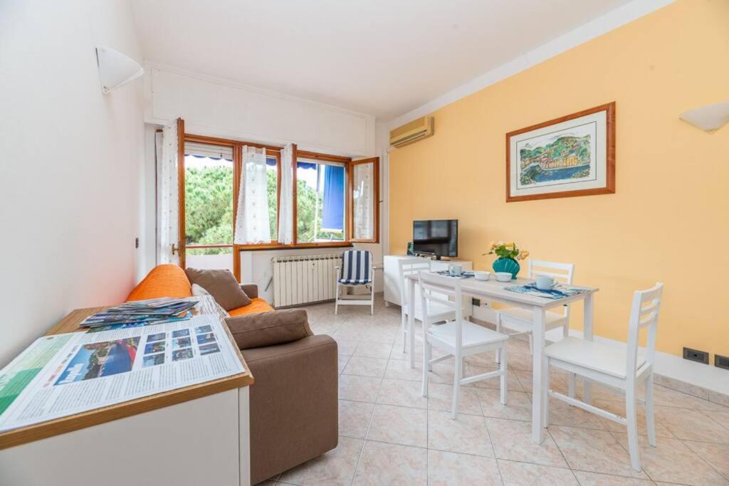 ein Wohnzimmer mit einem Sofa und einem Tisch in der Unterkunft Ambra Marina, la casa tra i pini a Rapallo! in Rapallo