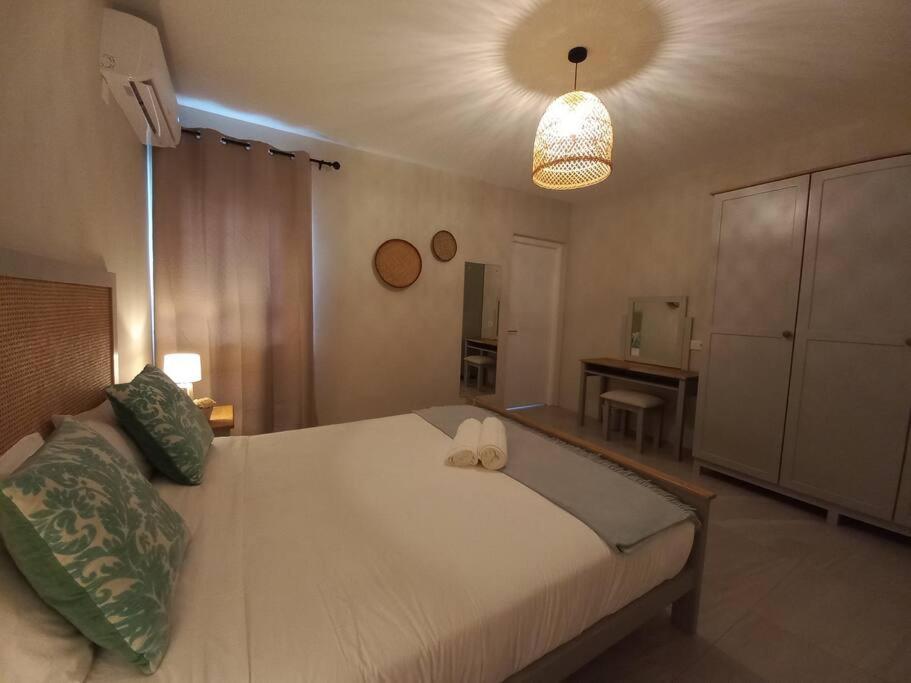 Postel nebo postele na pokoji v ubytování Bois Mapou Self Catering Apartments Unit 202