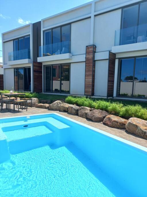 Bazén v ubytování Bois Mapou Self Catering Apartments Unit 202 nebo v jeho okolí