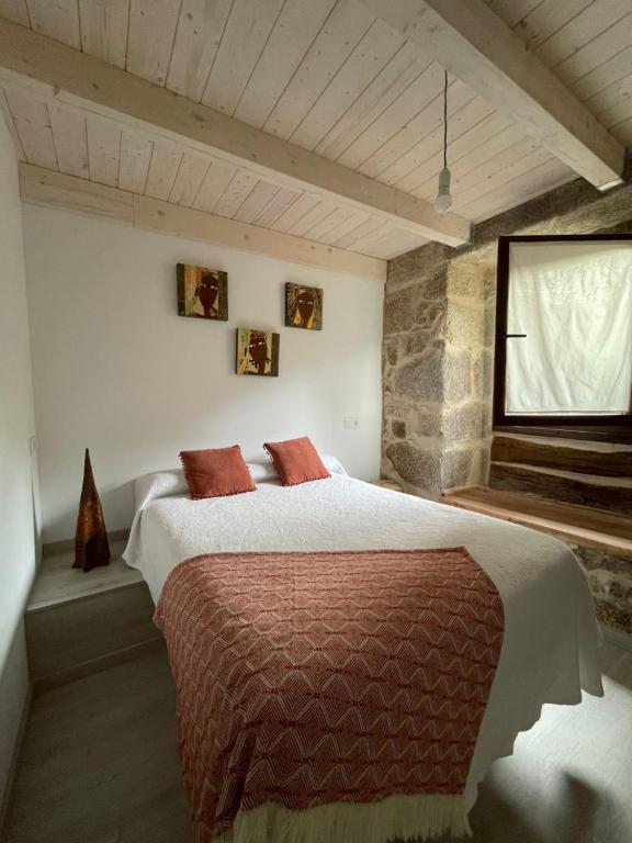 Una cama o camas en una habitación de As Fontaiñas