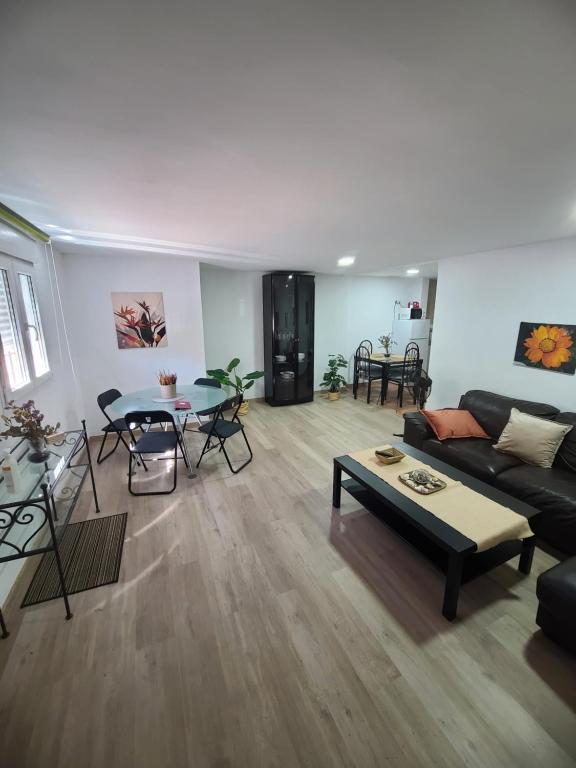 uma sala de estar com um sofá e uma mesa em La Plumaria de Málaga em Cala del Moral