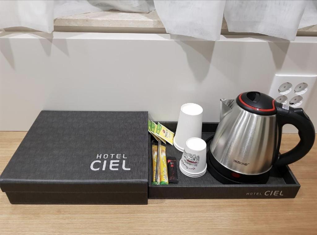 Příslušenství pro přípravu čaje a kávy v ubytování Hotel Ciel Dongtan