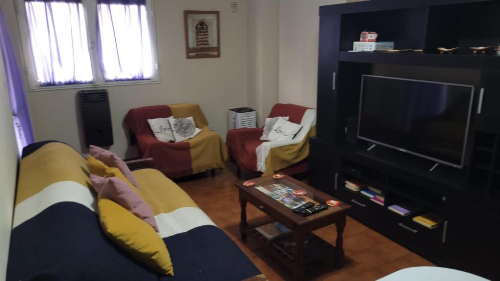 salon z kanapą i telewizorem z płaskim ekranem w obiekcie Nice Full Apartment Downtown Salta w mieście Salta