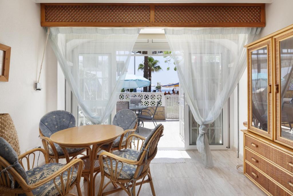 Posedenie v ubytovaní Beachfront Bungalow
