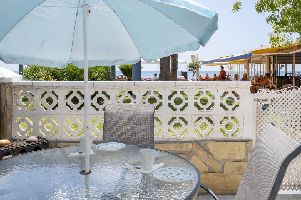 Reštaurácia alebo iné gastronomické zariadenie v ubytovaní Beachfront Bungalow