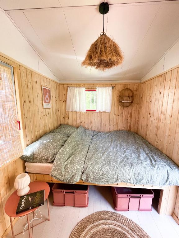 姆热日诺Camping Rogowo的房间里有一张大床的卧室