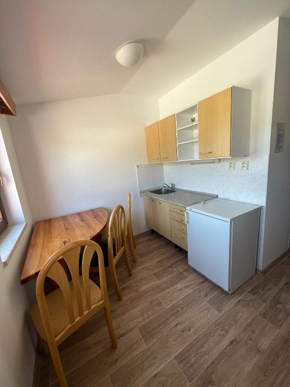 Kuchyň nebo kuchyňský kout v ubytování Kvildahotel