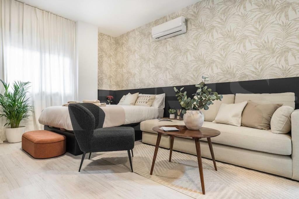 Posedenie v ubytovaní Chic intimate studio in the heart of Malaga by REMS