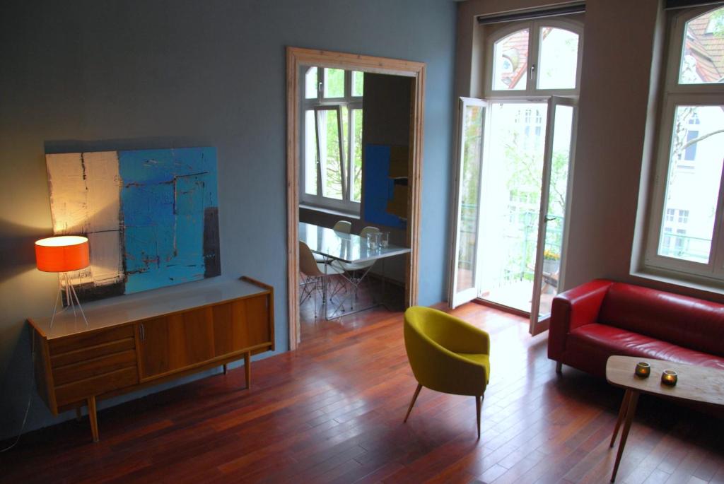 een woonkamer met een rode bank en een rode stoel bij Perła Sopotu in Sopot