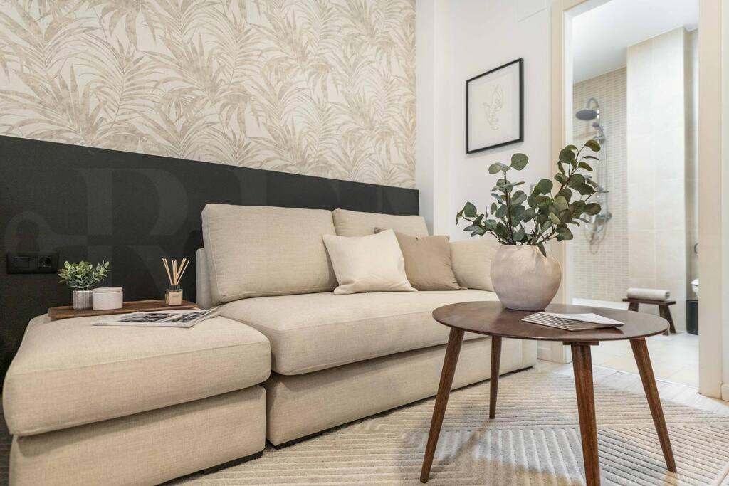 Posedenie v ubytovaní Chic intimate studio in the heart of Malaga by REMS