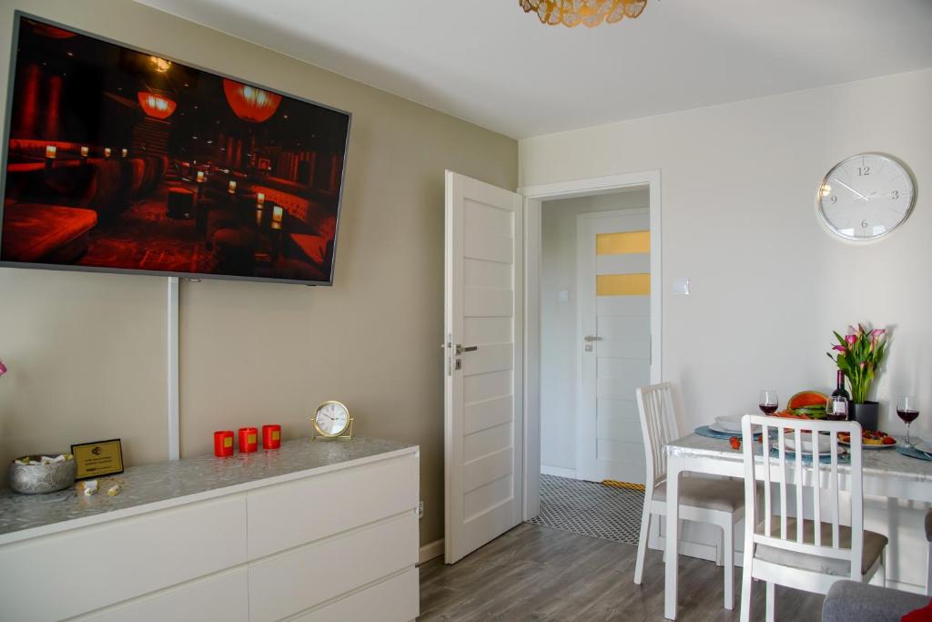 Televízia a/alebo spoločenská miestnosť v ubytovaní Maya's Flats & Resorts - Gdańsk Szopy