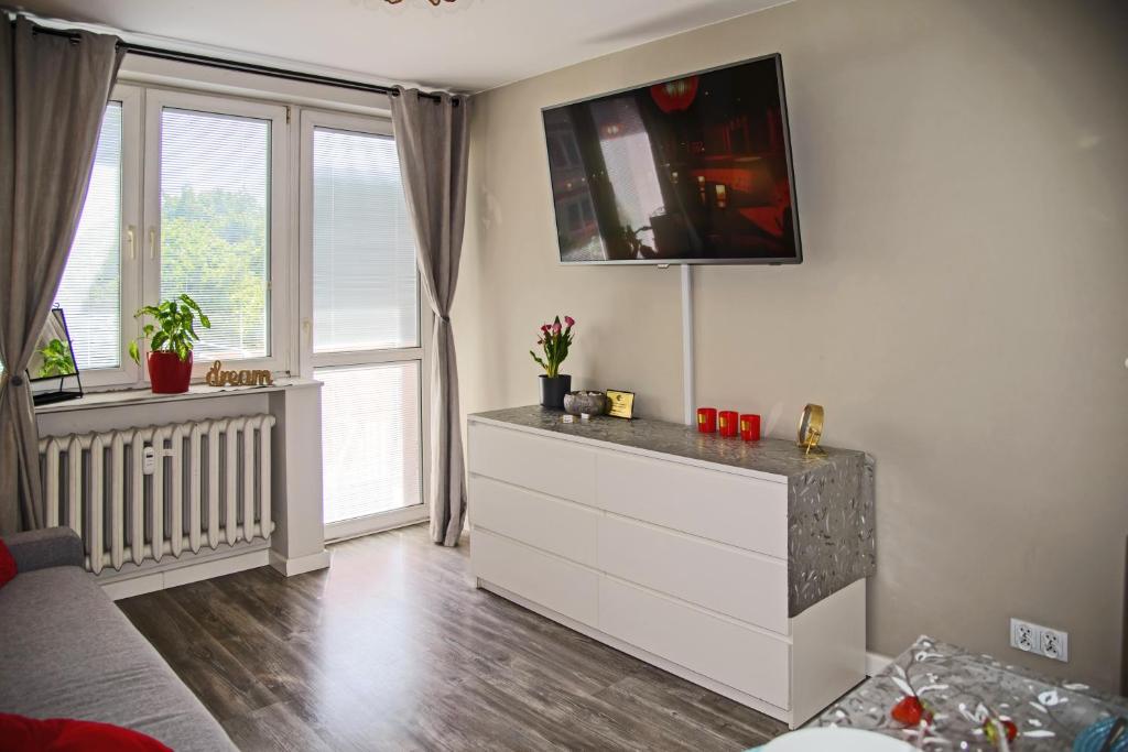 Televízia a/alebo spoločenská miestnosť v ubytovaní Maya's Flats & Resorts - Gdańsk Szopy