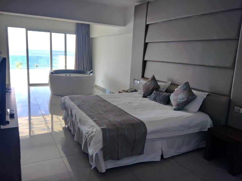 King Evelthon Beach Hotel & Resort - 