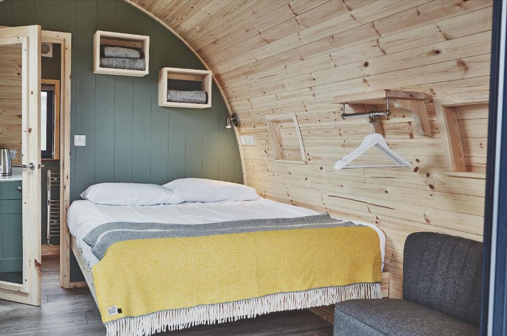 Postel nebo postele na pokoji v ubytování Iona Pods