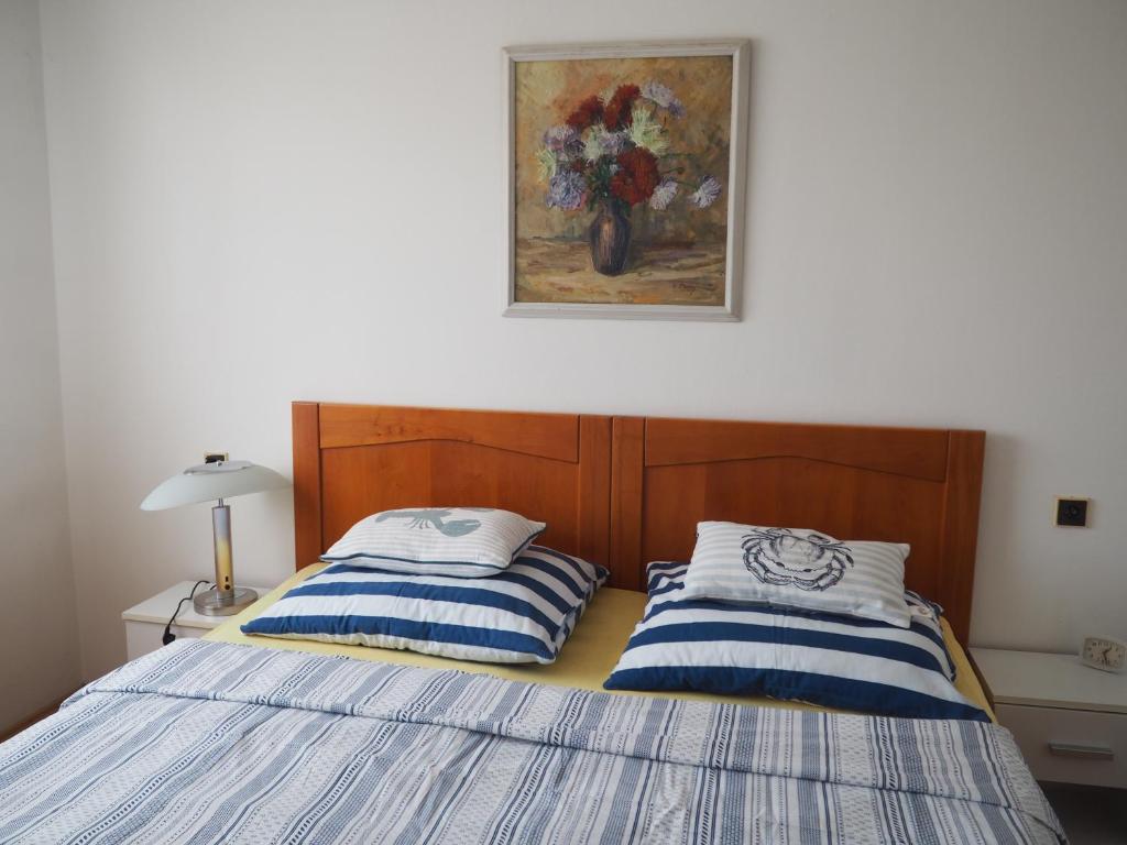 dwa łóżka siedzące obok siebie w sypialni w obiekcie Penzion Frederika w Mariańskich Łaźniach
