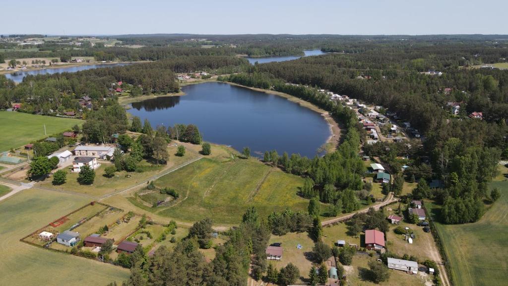 uma vista aérea de um parque e de um lago em JELONKOWO - Dom na wynajem - Kaszuby em JeleÅ„ska Huta