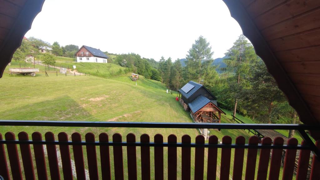 uma vista a partir de uma varanda de uma casa e de um comboio em Domek na górce 2 em Krościenko