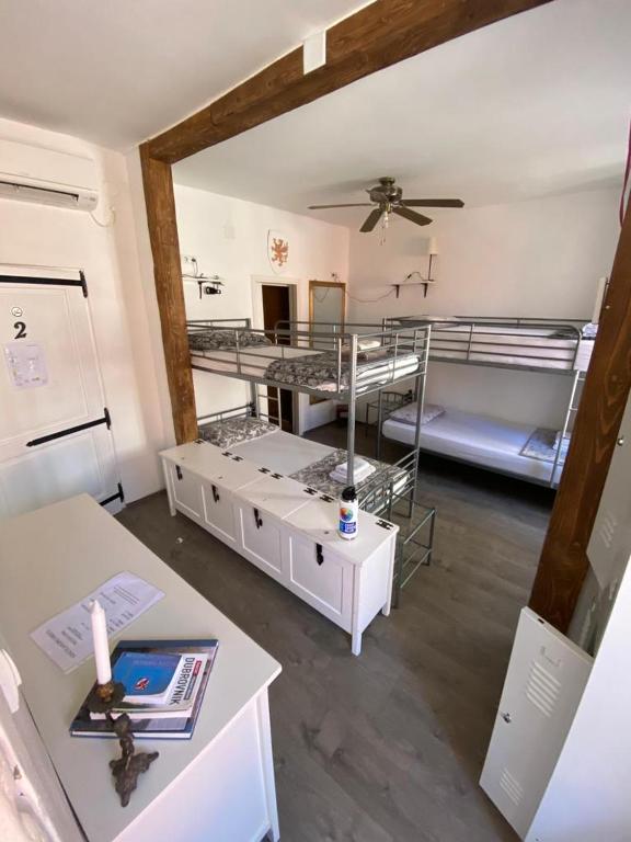 Posteľ alebo postele v izbe v ubytovaní Kingslanding Old Town Hostel