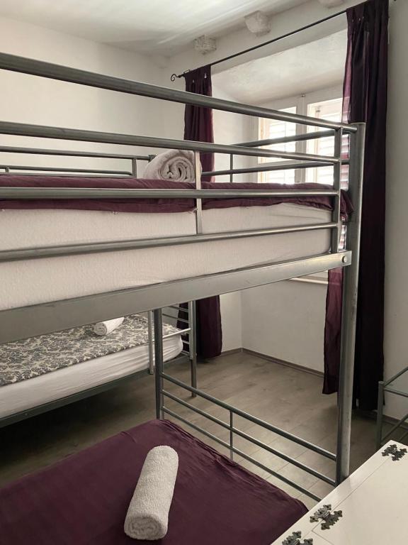 Posteľ alebo postele v izbe v ubytovaní Kingslanding Old Town Hostel