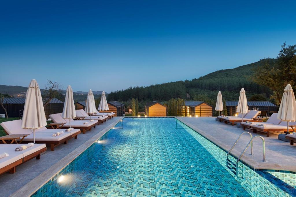 Bazén v ubytování Kairos Hotel nebo v jeho okolí