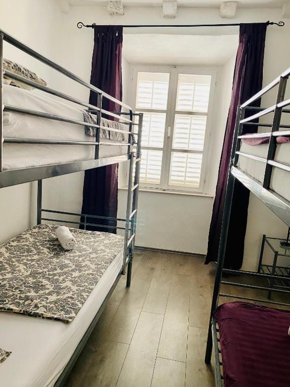 Posteľ alebo postele v izbe v ubytovaní Kingslanding Old Town Hostel