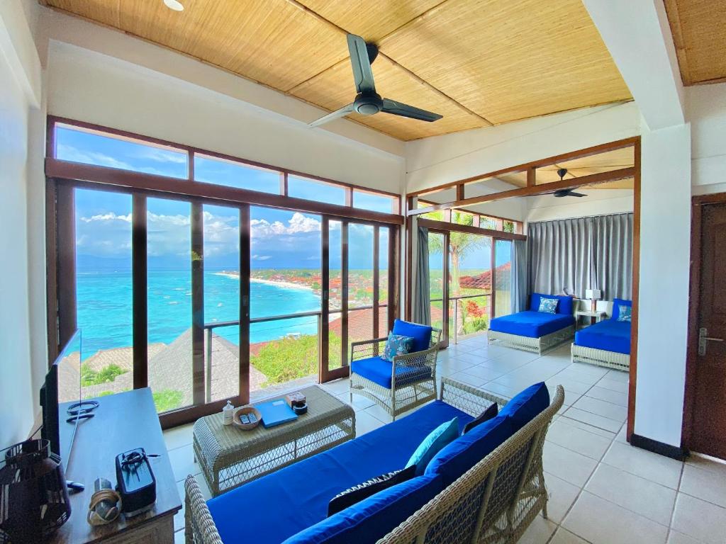 a living room with a view of the ocean at Lembongan Sanctuary Villas in Nusa Lembongan