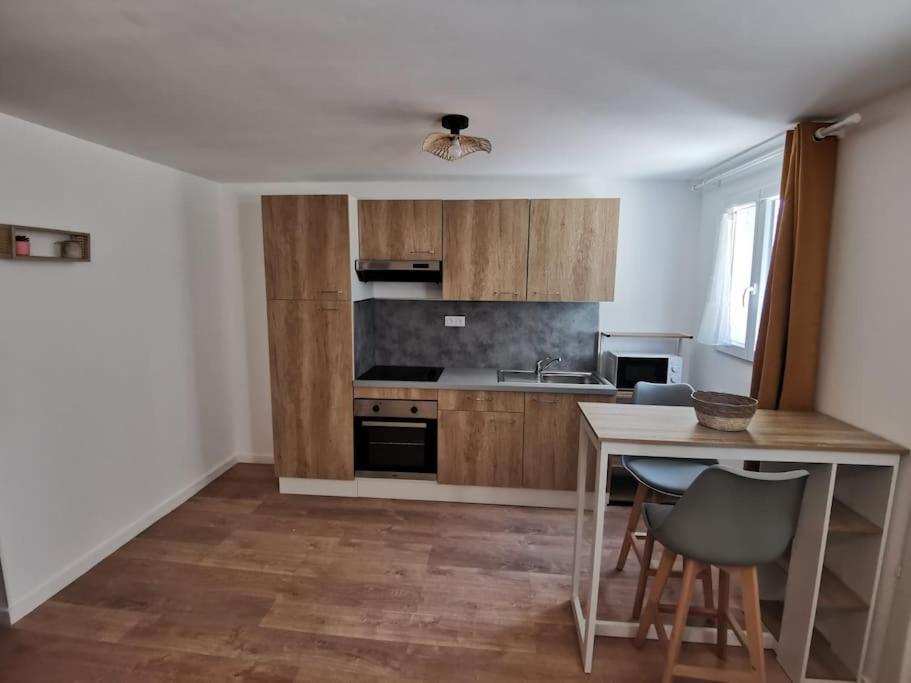 Kuchyň nebo kuchyňský kout v ubytování Appartement de 30m2 pour 2 personnes Venaco