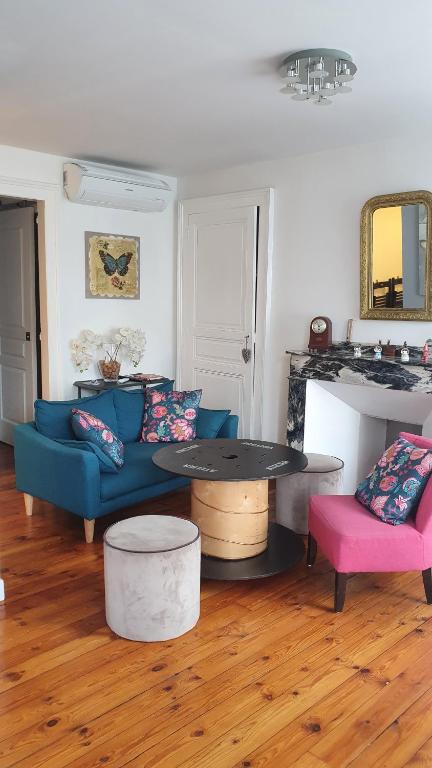 - un salon avec un canapé et une table dans l'établissement APPARTEMENT T2 4 PERSONNES Wifi et Climatisation, à Luchon