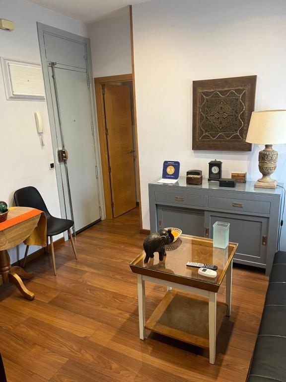 - un salon avec une table et un canapé dans l'établissement Lavapiés Classy, à Madrid