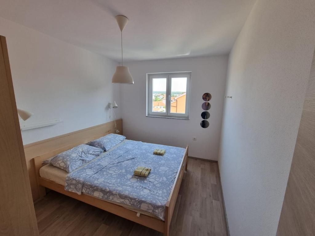 Habitación pequeña con cama y ventana en Apartment Yellow Porat en Porat