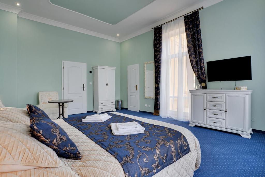 Postel nebo postele na pokoji v ubytování Aphrodite Hotel Marianske Lazne