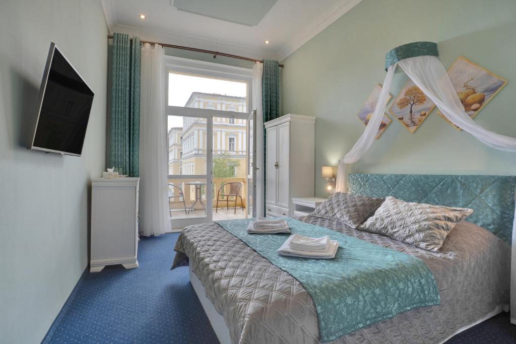 Postel nebo postele na pokoji v ubytování Aphrodite Hotel Marianske Lazne