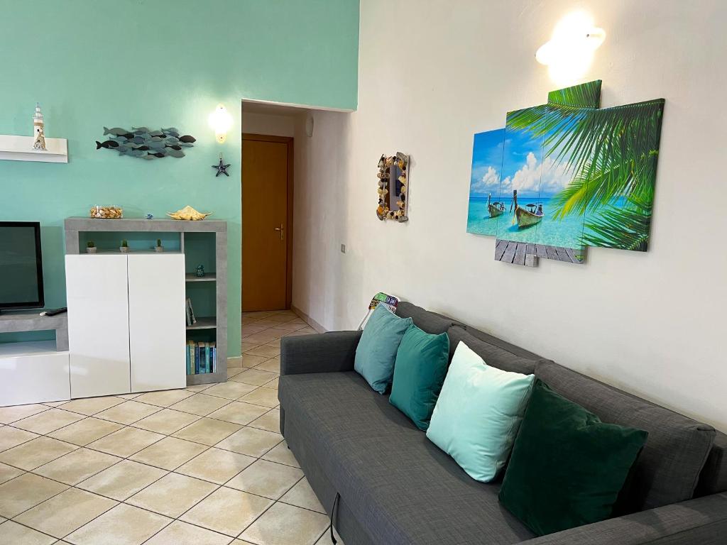 a living room with a couch and a television at Casa Vacanze Oceano in Livorno